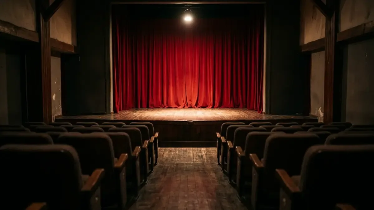 Escenario vacío de un centro cultural de barrio antes de la función.